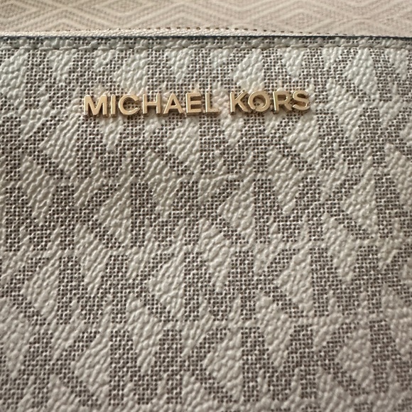 Michael Kors Monogram Cream Jet Set Wallet / Wristlet Clutch - Picture 4 of 10